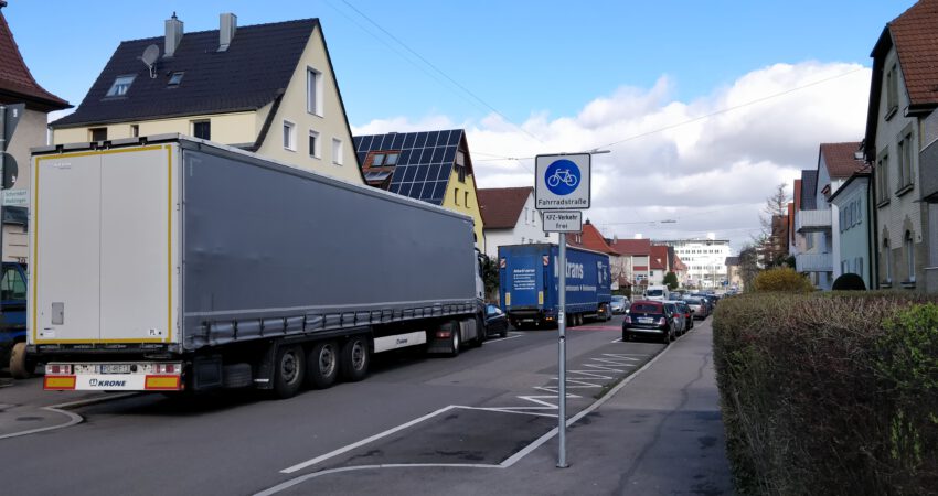Theodor-Heuss-Straße: eine Fahrradstraße mit zugelassenem Kfz-Verkehr. Die große Zahl an Kfz, insbesondere der Lkw, ist der Sicherheit des Radverkehrs nicht zuträglich. Fahrradstraßen müssen vom motorisierten Durchgangsverkehr freigehalten werden.